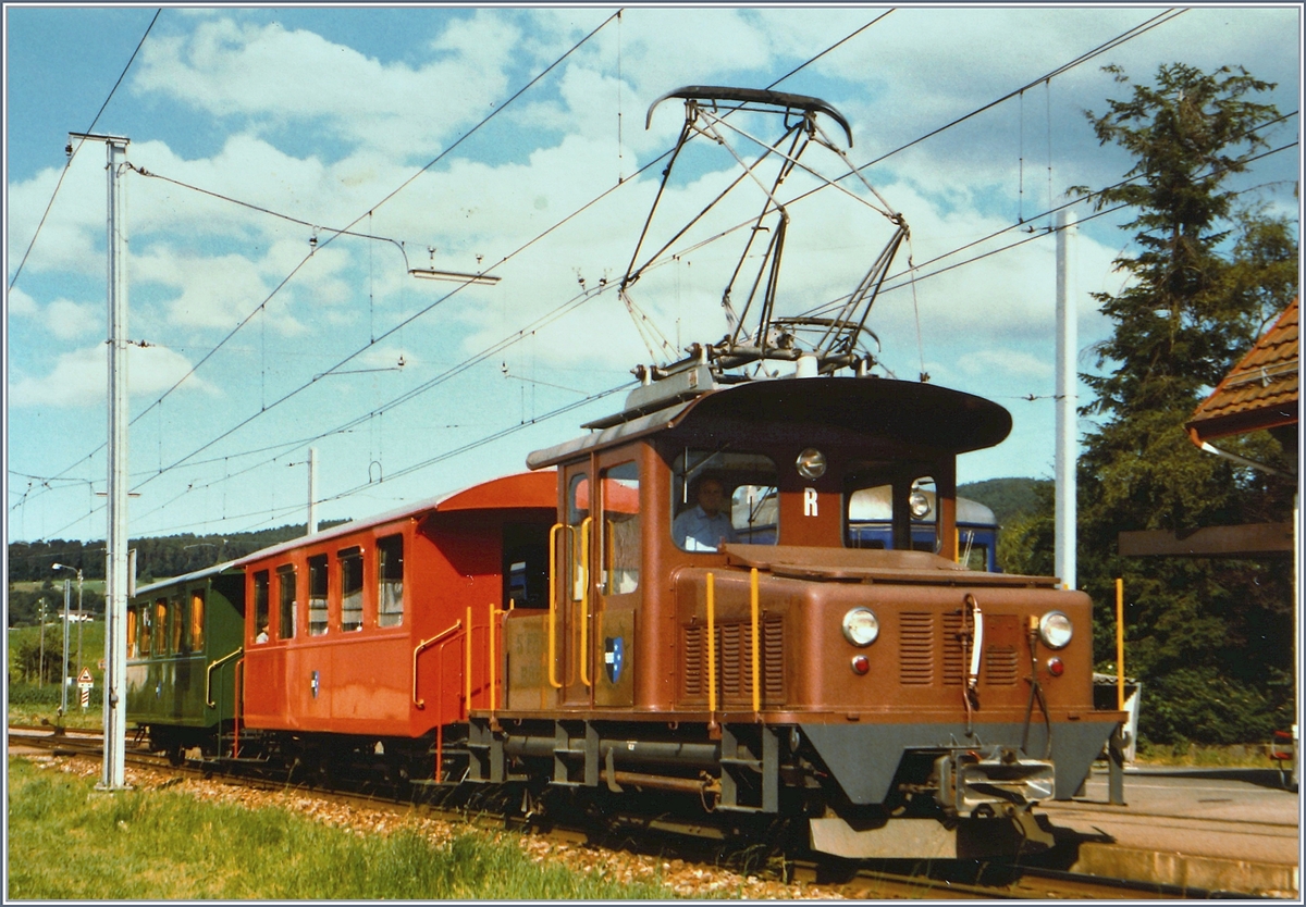 Von Walter's Bildern angeregt, machte ich mich auf die Suche nach dem  farige Bähnli  und fand diese Bild vom Sommer 1984 aus Gontenschwil.
Wie man sieht, hat sich das  farbige Bähnli  in all den Jahren nicht verändert. (Im Gegensatz zur WSB bzw. AAR, die teilweise kaum wiederzu erkennen ist.)
14. Juli 1984 