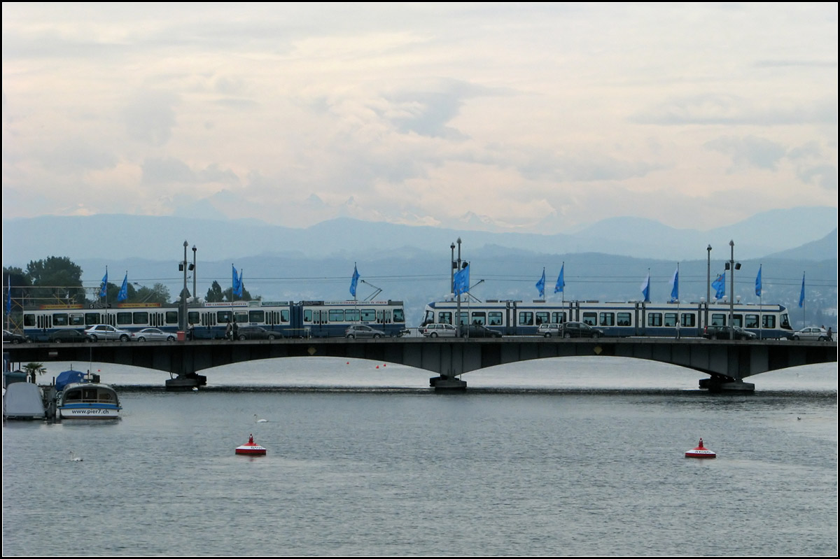 Von Weiß bis Blau -

Die Farben der beiden Trams passen gut zu den vorherrschenden Farben des Himmels und der Landschaft zu diesem Zeitpunkt. Ein Tram 2000 und Cobra auf der Quai-Brücke in Zürich.

24.05.2008 (J)