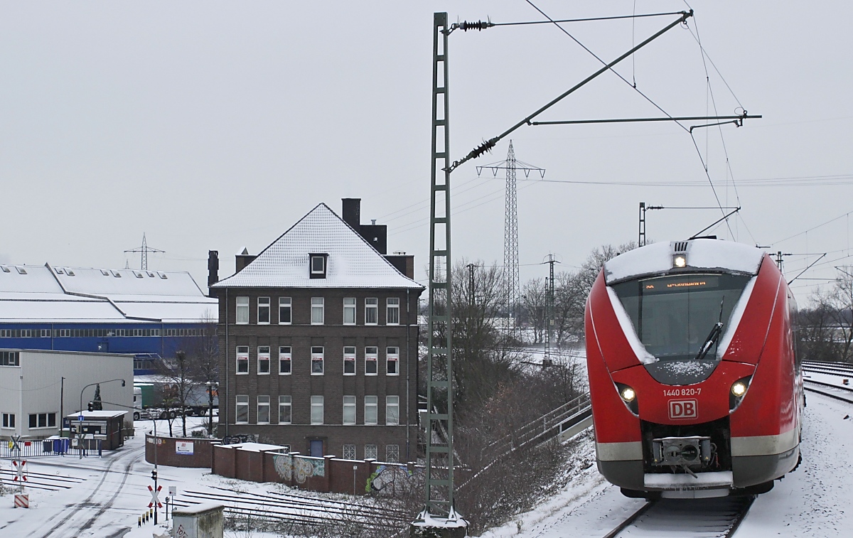 Von Weitem sah es aus, als hätte der 1440 820-7 eine neue Frontlackierung erhalten, aber es handelte sich nur um festgefrorenen Schnee (Neuss Am Kaiser, 07.02.2021)