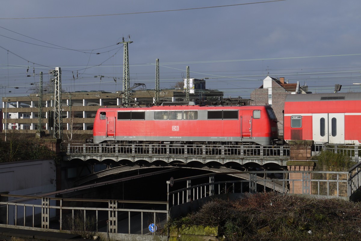 Von Westen naht die angekündigte Regenfront, als 111 155 ihren RE 4 in den Neusser Hauptbahnhof schiebt (24.1.14).