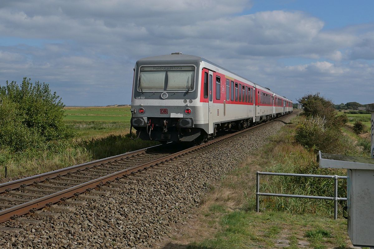 Von Westerland (Sylt) kommend befinden sich 928 502 und 628 503 als RE 6 am 05.09.2021 zwischen Keitum und Morsum auf der Fahrt nach Hamburg-Altona.