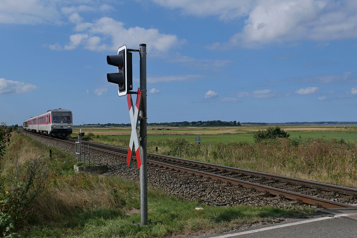 Von Westerland (Sylt) kommend befinden sich 628 503 und 928 502 als RE 6 am 05.09.2021 zwischen Keitum und Morsum auf der Fahrt nach Hamburg-Altona