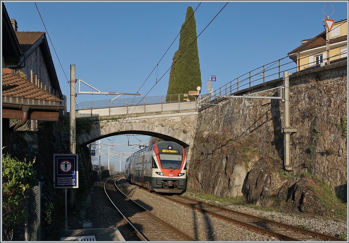 Von den zahlreichen Steinbogenbrücken über die Strecke zwischen Lausanne und dem Wallis sind meisten ersetzt worden, als eine der letzten steht noch diese hier in Rivaz und wie man sieht passt der Doppelstockzug sehr gut unter der Brücke durch. 

Der SBB RABe 511 114 und 119 sind als RE 18459 von Annemasse nach St-Maurice bei Rivaz unterwegs. 

1. April 2021