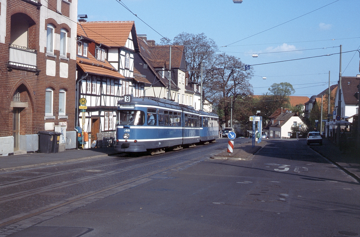 Von zeitloser Eleganz waren die Kasseler Wegmann-Züge. Hier Wagen 355 im August 1997 in Kassel-Kirchditmold als Linie 8 auf dem Weg zur Hessenschanze.