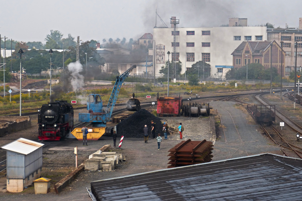 Von der Zeppelinbrücke aus, die den kompletten Bahnhof Nordhausen übrzieht beobachtete ich am 12.09.2015 wie Andere den Bekohlungsvorgnag hautnah beobachteten