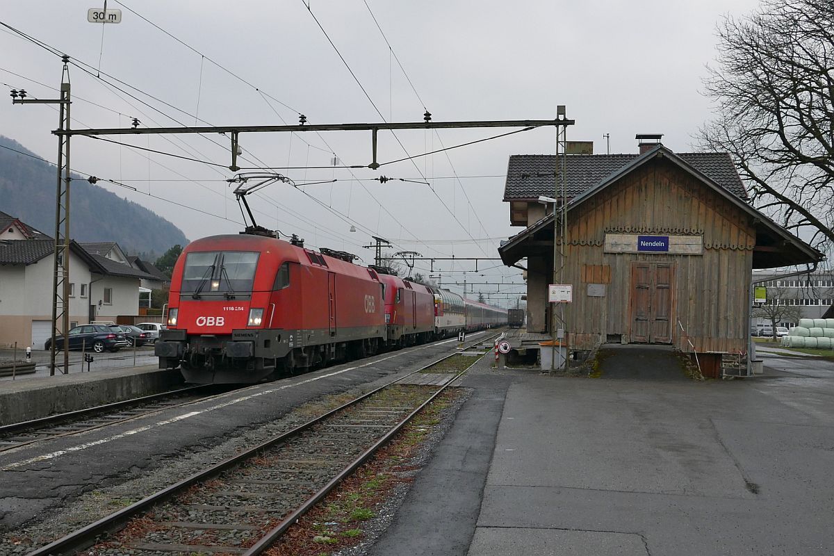 Von Zürich kommend ziehen 1116 254 und ein weiterer Taurus die Wagen des EC 163 Transalpin auf der Fahrt nach Graz am 26.03.2018 durch den Bahnhof von Nendeln.