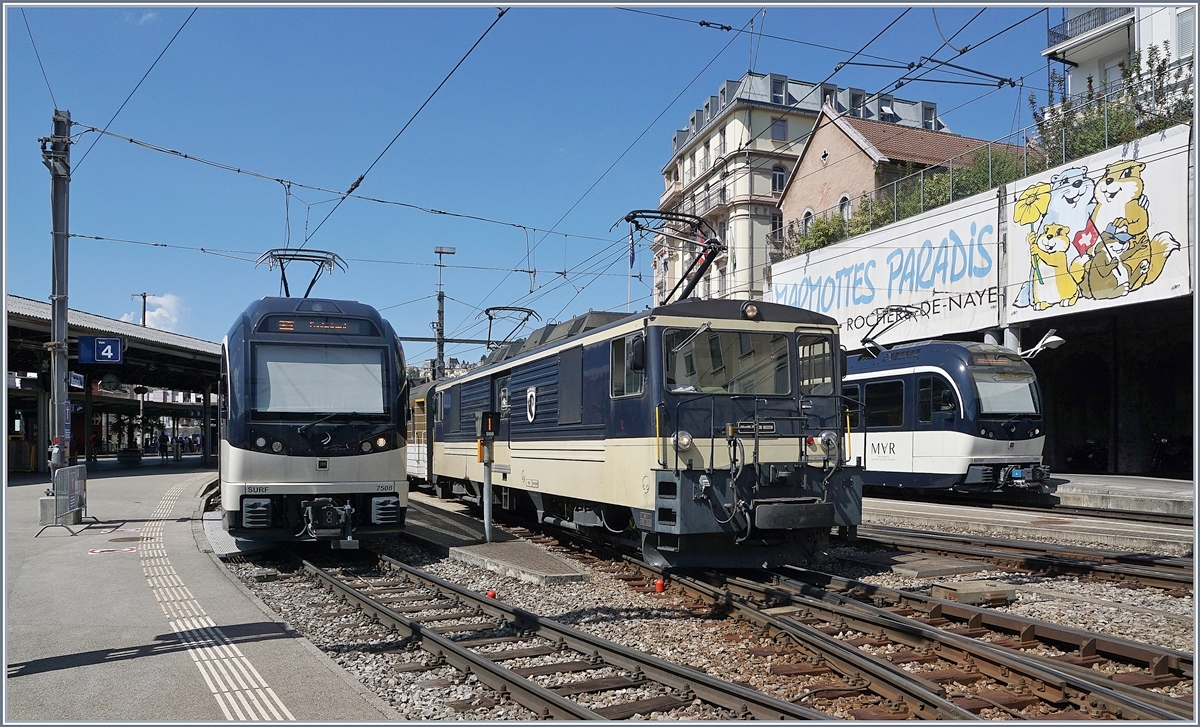 Von zwei MVR GTW ABeh 22/6 eingerahmt zeigt sich die MOB GDe 4/4  Interlaken  mit einem nach Zweisimmen fahrenden Zug in Montereux.
14. August 2017