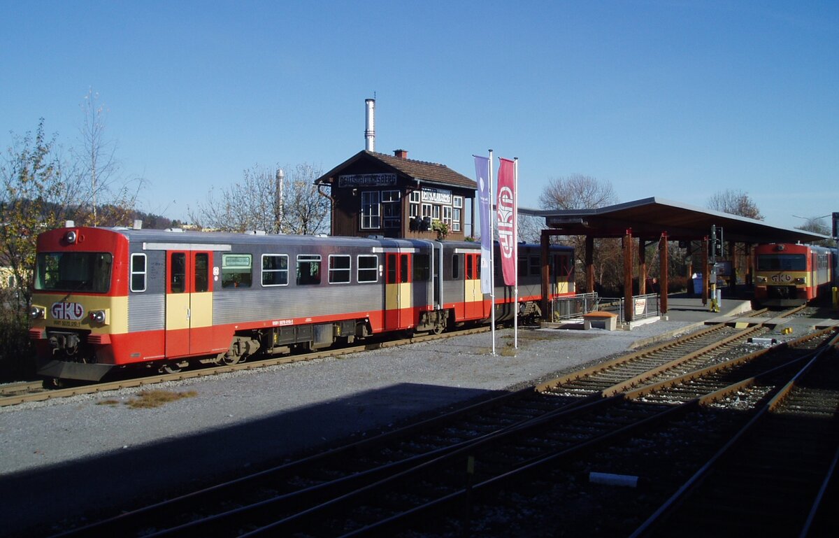 Vor 14 Jahren am kalten Nachmittag des28. November 2007 kreuzten im Bahnhof Deutschlandsberg der VT70.10 von Wies-Eibiswald nach Graz Hbf mit einem unbekannten VT70 in die Gegenrichtung.
Fast alles hier ist heute Geschichte. Die VT70 wurden ausgemustert und verkauft, der Bahnsteig wurde abgerissen und versetzt und das Gütermagazin von dem aus das Foto gemacht wurde wich einem Parkplatz.
Lediglich das über 100 Jahre alte Stellwerk der Bauart SBW500 blieb dank Denkmalschutz an Ort und Stelle.