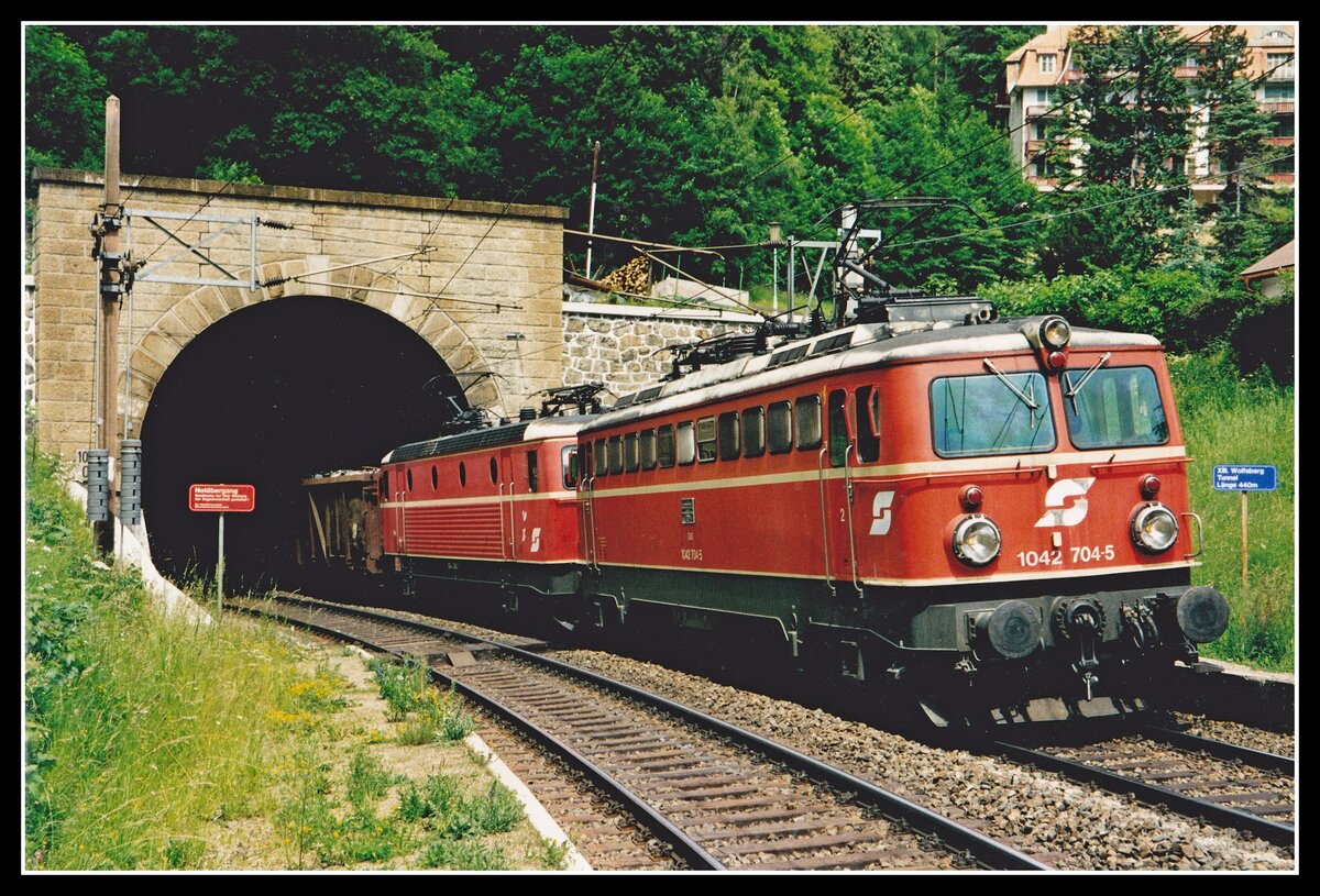 Vor 20 - 30 Jahren wurden viele Güterzüge auf der Semmeringbahn mit der Kombination Zuglok 1044 plus Vorspann 1042 bespannt. Oft kam es vor das zwei blutorangene Loks zusammenkamen. Hier zu sehen mit 1042.704 + 1044.045 bei der Ausfahrt aus dem Wolfsbergtunel am 26.06.1998.