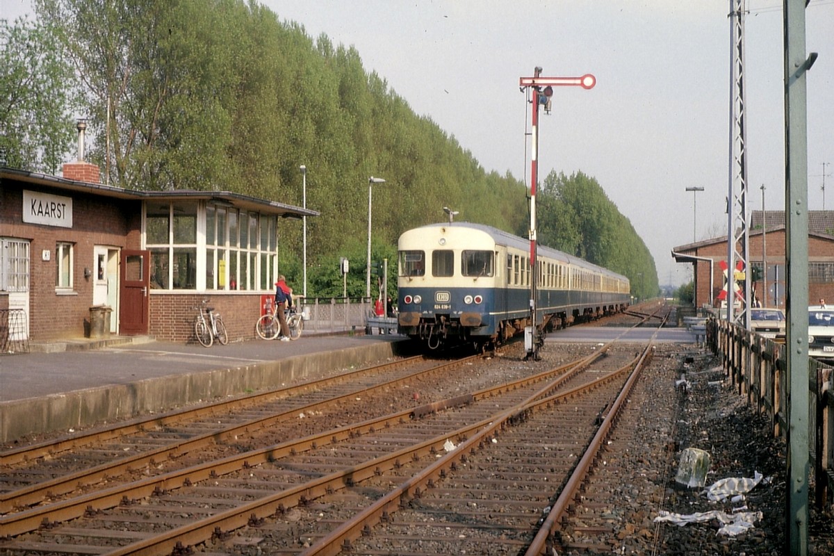 Vor 30 Jahren war die Kaarster Bahn noch keine S-Bahn. Je dreimal morgens, mittags und abends befuhr ein Zug die Strecke, darunter immerhin ein vierteiiliger 624 als Eilzug von Rheine. Das Original ist ein Agfa-CT18-Dia.