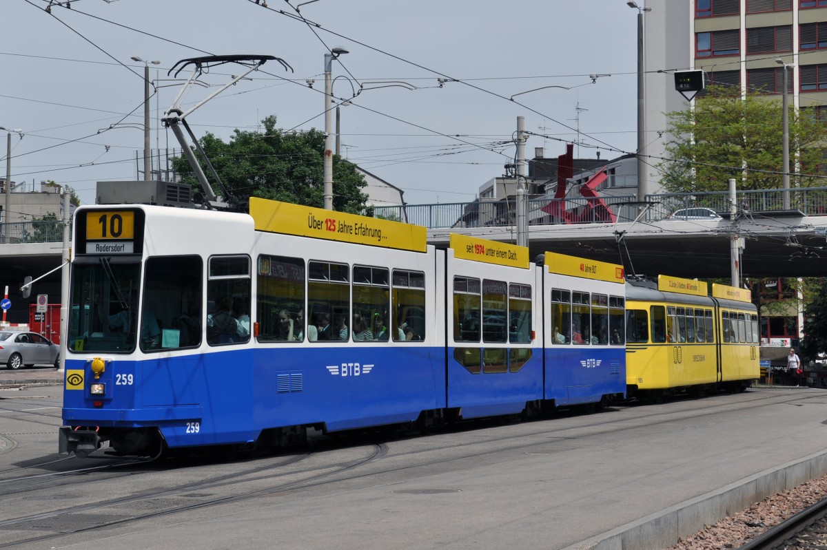 Vor 40 Jahren wurde die BTB (Birsigtalbahn) und die BEB (Birseckbahn) zur neuen BLT fusioniert. Aus diesem Grund verkehren der Be 4/8 259 in den Farben der BTB und der Be 4/6 105 in den Farben der BEB. Die Aufnahme entstand an der Heuwaage am 21.05.2014.