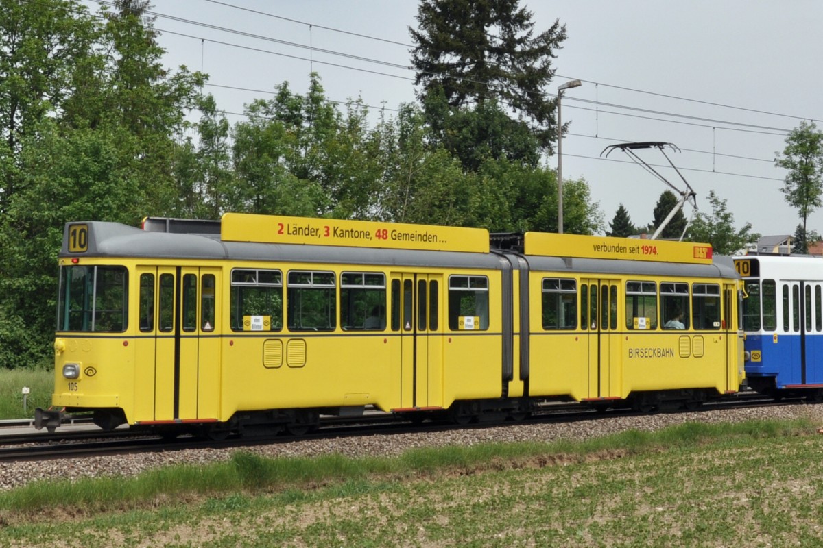 Vor 40 Jahren wurde die BTB (Birsigtalbahn) und die BEB (Birseckbahn) zur neuen BLT fusioniert. Aus diesem Grund verkehren der Be 4/8 259 in den Farben der BTB und der Be 4/6 105 in den Farben der BEB. Die Aufnahme entstand zwischen Ettingen und der Haltestelle Känelmatt am 21.05.2014.
