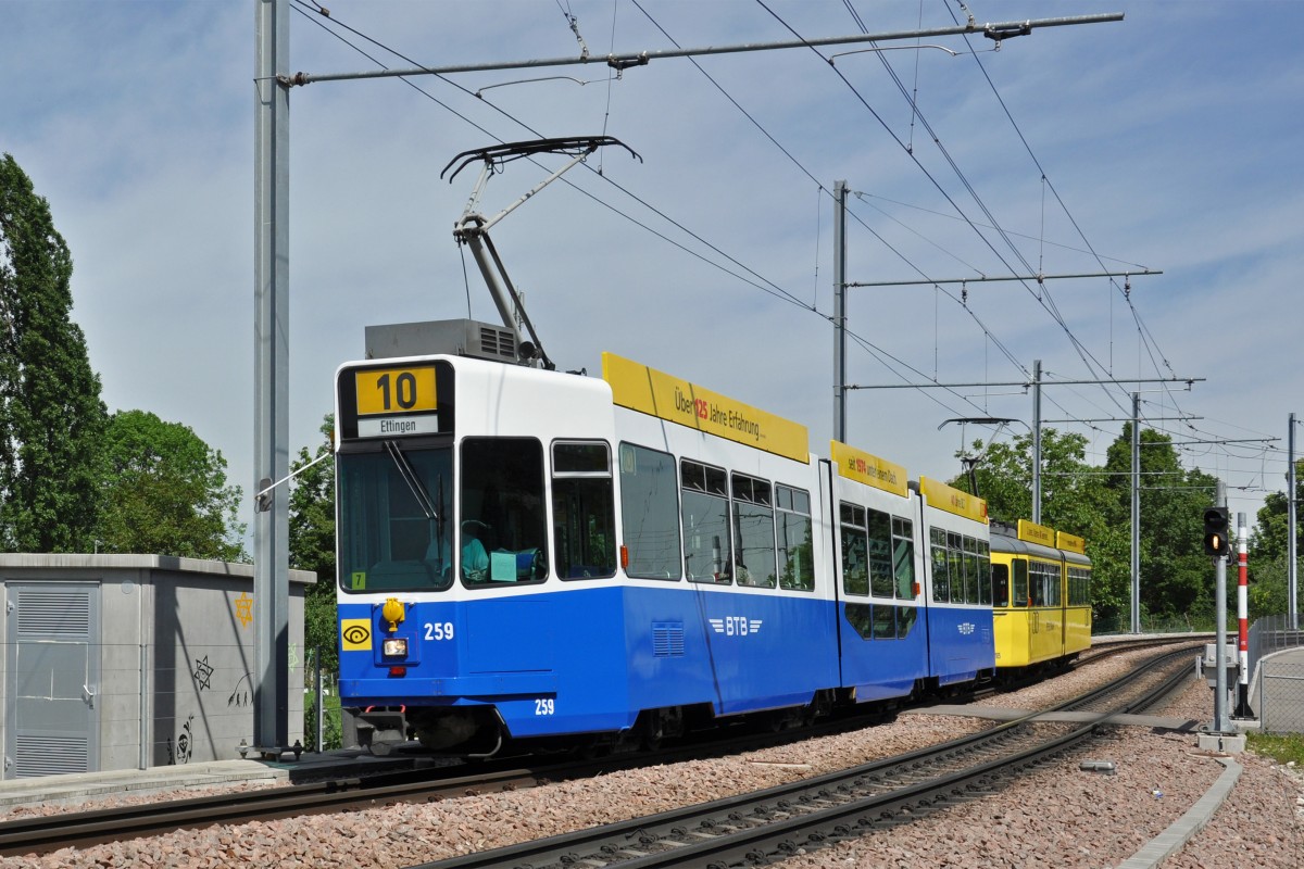 Vor 40 Jahren wurde die BTB (Birsigtalbahn) und die BEB (Birseckbahn) zur neuen BLT fusioniert. Aus diesem Grund verkehren der Be 4/8 259 in den Farben der BTB und der Be 4/6 105 in den Farben der BEB. Die Aufnahme bei der Einfahrt zur Endstation in Dornach am 21.05.2014.