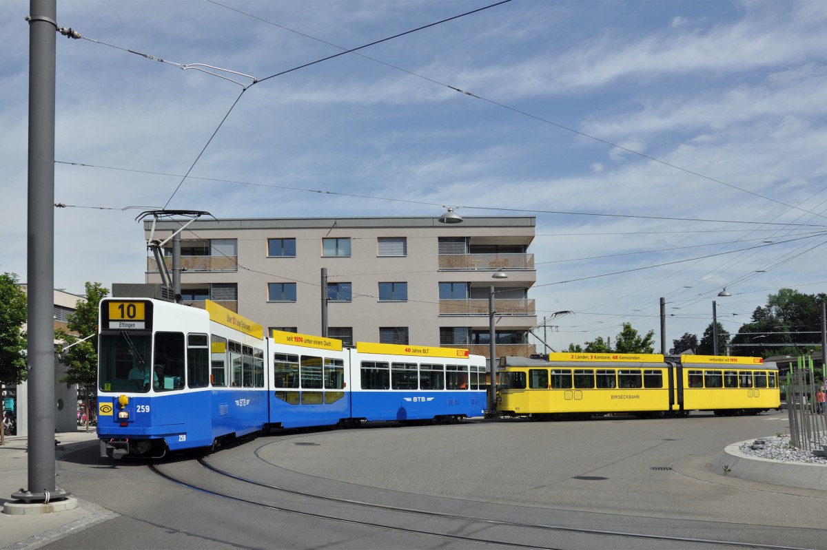 Vor 40 Jahren wurde die BTB (Birsigtalbahn) und die BEB (Birseckbahn) zur neuen BLT fusioniert. Aus diesem Grund verkehren der Be 4/8 259 in den Farben der BTB und der Be 4/6 105 in den Farben der BEB. Die Aufnahme entstand an der Endstation in Dornach am 21.05.2014.