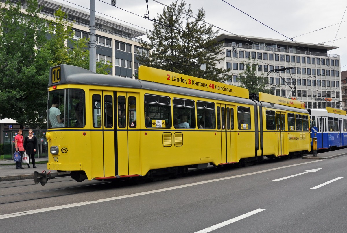 Vor 40 Jahren wurde die BTB (Birsigtalbahn) und die BEB (Birseckbahn) zur neuen BLT fusioniert. Aus diesem Grund verkehren der Be 4/8 259 in den Farben der BTB und der Be 4/6 105 in den Farben der BEB. Die Aufnahme stammt vom 22.5.2014.