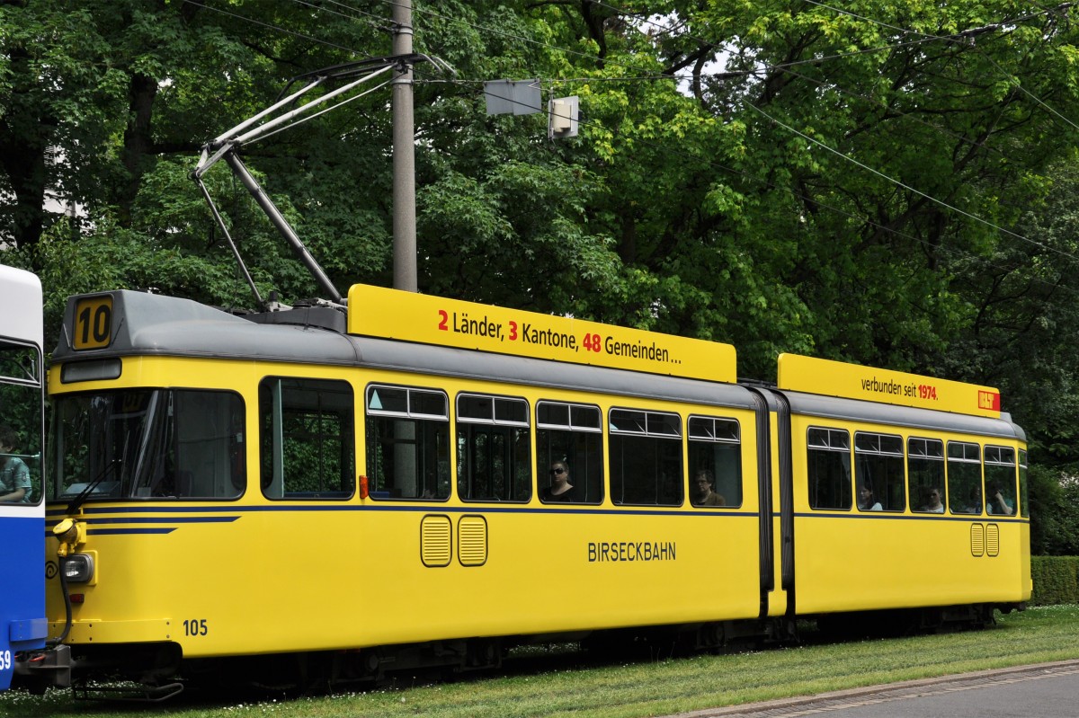 Vor 40 Jahren wurde die BTB (Birsigtalbahn) und die BEB (Birseckbahn) zur neuen BLT fusioniert. Aus diesem Grund verkehren der Be 4/8 259 in den Farben der BTB und der Be 4/6 105 in den Farben der BEB. Die Aufnahme stammt vom 21.5.2014.