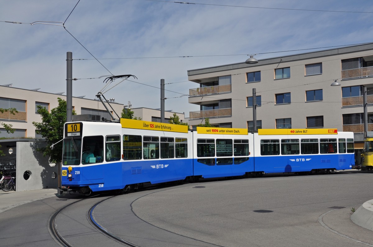 Vor 40 Jahren wurde die BTB (Birsigtalbahn) und die BEB (Birseckbahn) zur neuen BLT fusioniert. Aus diesem Grund verkehren der Be 4/8 259 in den Farben der BTB und der Be 4/6 105 in den Farben der BEB. Die Aufnahme entstand an der Endstation in Dornach am 21.05.2014.