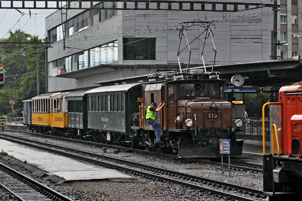 Vor Abfahrt des Albua-Erlebnisszuges bei Regenwetter kontrolliert der Lokomotivführer der Ge 6/6 I 415 nochmals alle wichtigen Stellen der Lokomotive.Bild Landquart den 31.7.2016