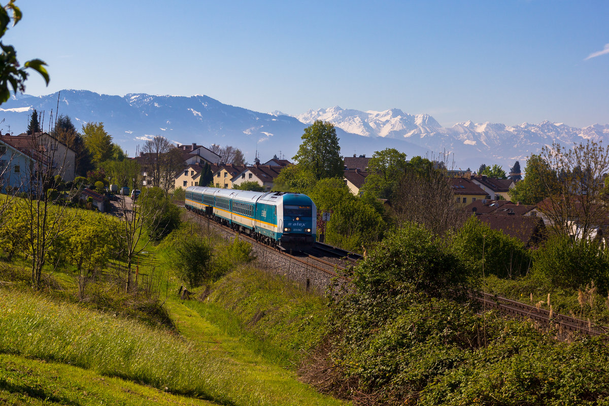 Vor alpiner Kulisse zieht 223 063 ihren Alexzug aus Lindau in die Bodolzer Kurve.
30.4.17