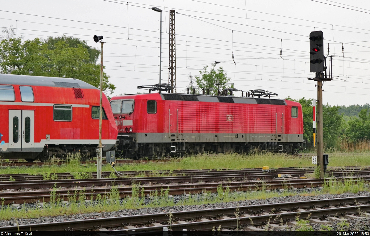 Vor das andere Ende des in Halle-Nietleben abgestellten Sonderzugs wurde 143 591-6 gespannt.
Entstanden ist das Foto an einem öffentlich erreichbaren Weg nahe des Bahnsteigs.

🧰 DB Regio Südost
🕓 20.5.2022 | 18:53 Uhr