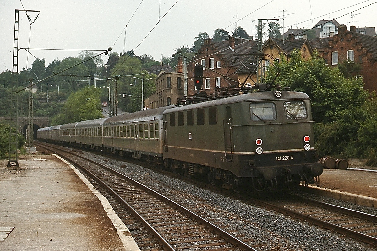 Vor der Aufnahme des S-Bahn-Betriebes im Herbst 1978 war der Stuttgarter Nahverkehr fest in der Hand von Altbautriebwagen und den von Lokomotiven der Baureihe 141 geführten Wendezügen, hier verlässt ein solcher von der 141 220-4 geschobener Zug im Mai 1978 den Bahnhof Feuerbach