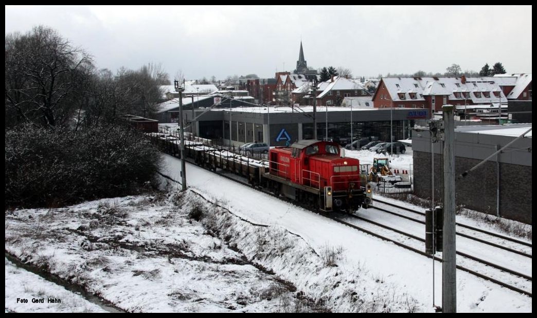 Vor baulich verändertem Hintergrund fährt am 30.1.2015 DB 294878 mit einem kurzen Güterzug aus Georgsmarienhütte kommend in Hasbergen nach Osnabrück.