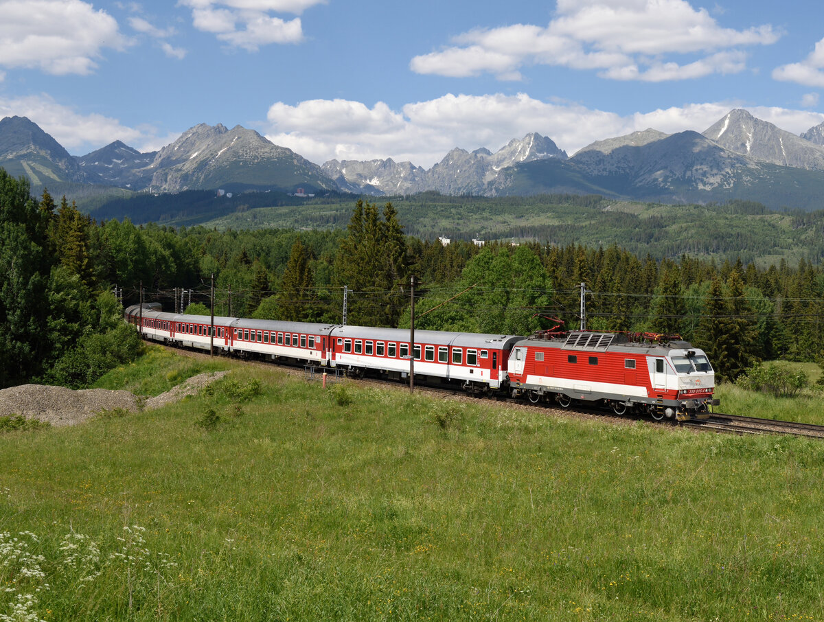 Vor der beeindruckenden Kulisse der hohen Tatra in Strba konnte ich am Nachmittag des 24 Juni 2022 den R 605  Tatran , gezogen von der 350 015 bildlich festhalten.