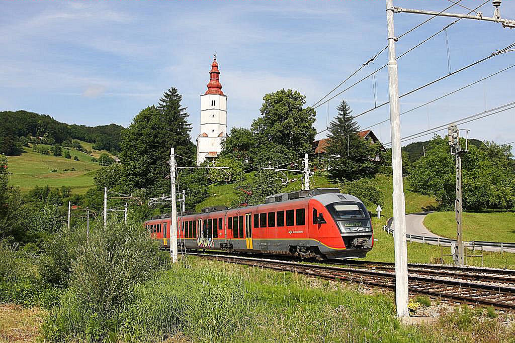 Vor der Bergkirche Maria Gradec ist am 29.5.2011 der Desiro 312128 nach Zidani
Most unterwegs.