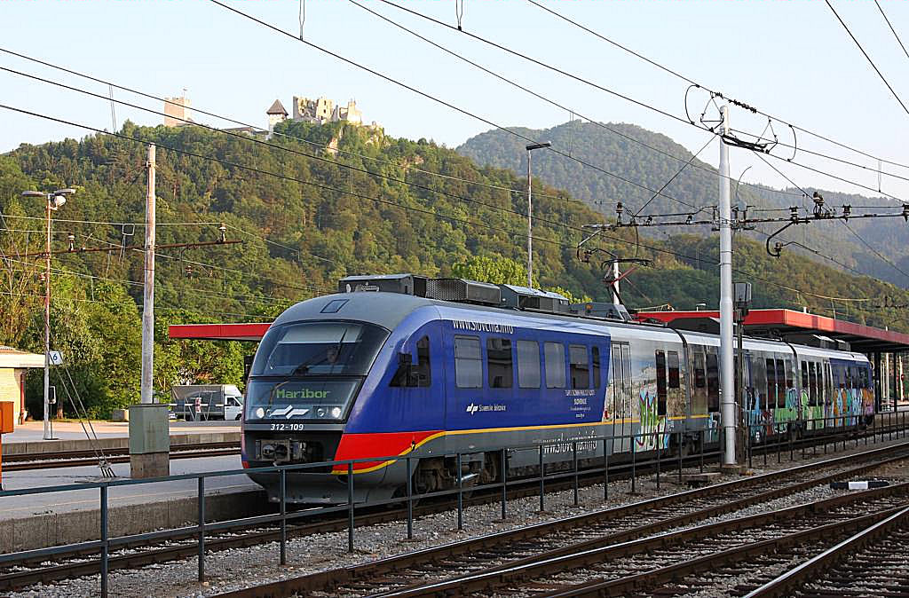 Vor der Burg in Celje im Hintergrund steht am 25.5.2011 der Desiro 312109 abfahrbereit nach Maribor am Bahnsteig.