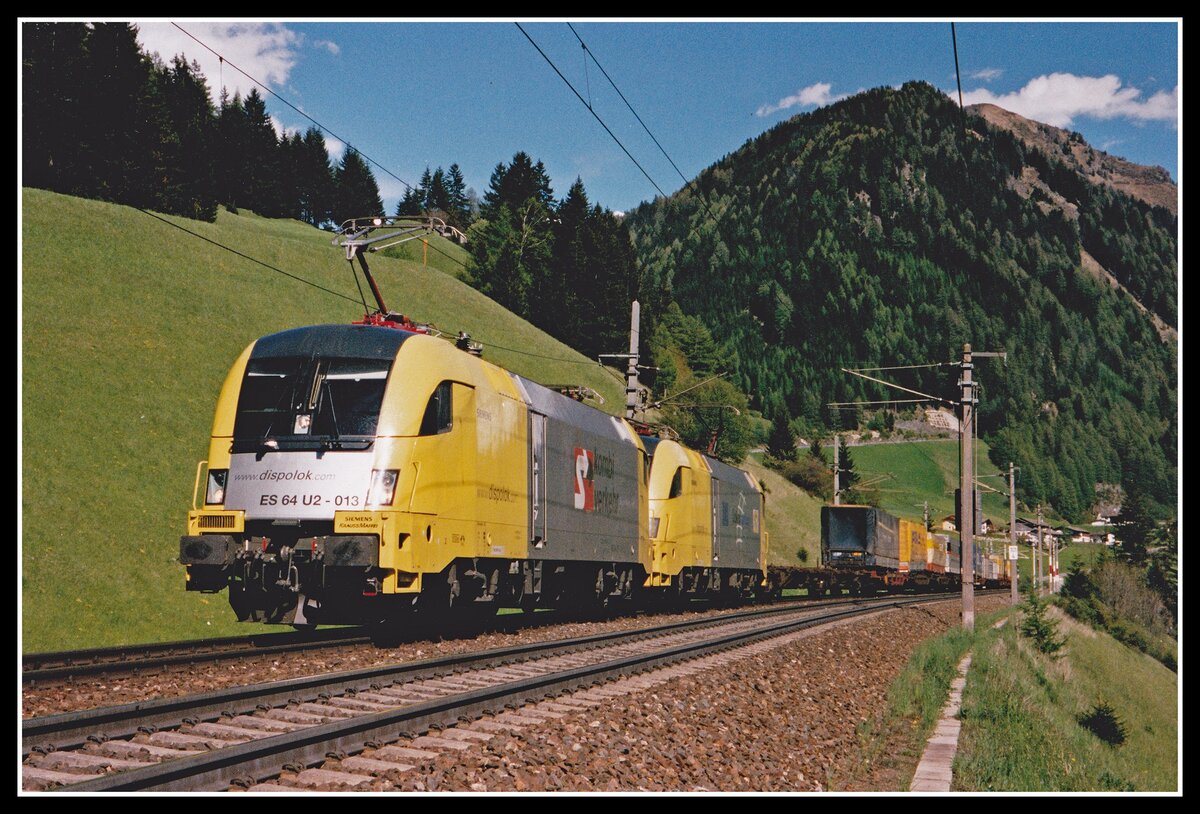 Vor cirka zwanzig Jahren fuhren die ersten privaten Güterzüge über den Brenner. Sie waren noch stark in der Minderheit der Großteil der Züge wurde noch von den staatlichen Unternehmen geführt. In der Zwischenzeit sind schon über fünfzig Prozent der Züge in privater Hand.Die Loks wurden damals meist vom Siemens - Dispolokpool gestellt. Im Bild fahren ES 64 U2-013 und ES 64 U2-001 (1116.713 + 1116.701) mit einem Güterzug bei St.Jodok Richtung Innsbruck. Das Bild wurde am 15.Mai.2002 fotografiert.
