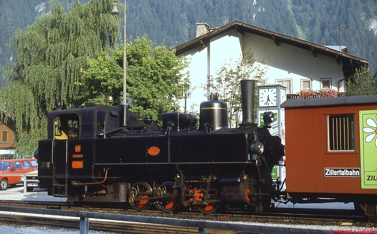 Vor dem abendlichen Personenzug nach Jenbach steht die 1902 von Krauss/Linz unter der Fabrik-Nr. 4790 gebaute Lok 3 (Reihe Uv) im September 1984 abfahrbereit in Mayrhofen