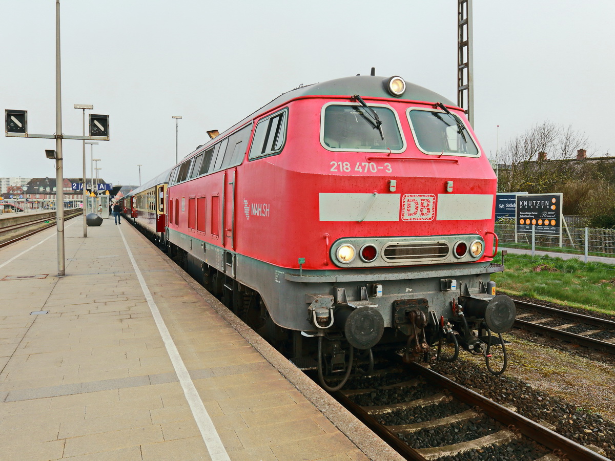 Vor dem AKE Reisezug in Richtung Cottbus steht 218 470-3  am 22. April 2018 in Westerland (SylT) zur Abfahrt bereit.