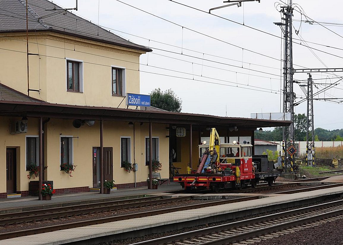 Vor dem Bahnhof Gebäude in Zabori nad Labem macht am 20.8.2013 ein SKL eine kurze Standpause.
