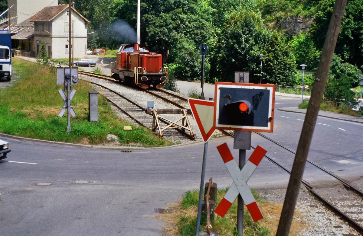Vor dem  Bahnhof Haigerloch (Hohenzollerische Landesbahn) war zu dieser Zeit, in den 80ern, nicht viel los, Züge gab es nur wenige, und Fahrgäste konnten nur mit dem Bus nach Hechingen  reisen. 
Datum: 29.10.1984 