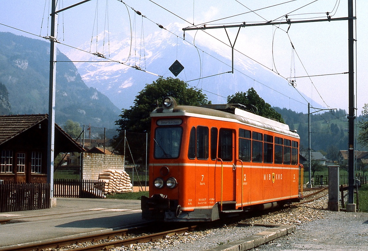 Vor dem Bahnhof Meiringen ist im Frühjahr 1981 Bem 4/4 7 der Meiringen-Innertkirchen-Bahn abgestellt. Der Triebwagen wurde 1952 von Fuchs/Heidelberg für die Oberrheinische Eisenbahngesellschaft gebaut und 1977 an die MIB verkauft. Die MIB befindet sich im Besitz der Kraftwerke Oberhasli A.G. und wurde bis zur Aufnahme des öffentlichen Personenverkehrs im Jahre 1946 als Anschlußbahn zu den Kraftwerksanlagen in Innertkirchen betrieben. Erst 1977 wurde sie elektrifiziert, in der Anfangszeit verkehrten Dampflokomotiven, die später durch zwei Akkutriebwagen ersetzt wurden. Der Bem 4/4 7 wurde 1999 verschrottet, seit 2010 fahren die Züge der MIB aus dem Bahnhof Meiringen ab. 