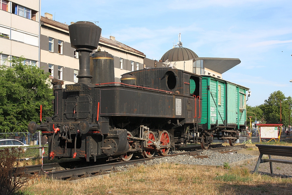 Vor dem Bahnhof Prerov ist die CSD 310 0102 gemeinsam mit dem CSD D6-0058 als Denkmal aufgestellt. Bild vom 11.August 2018.