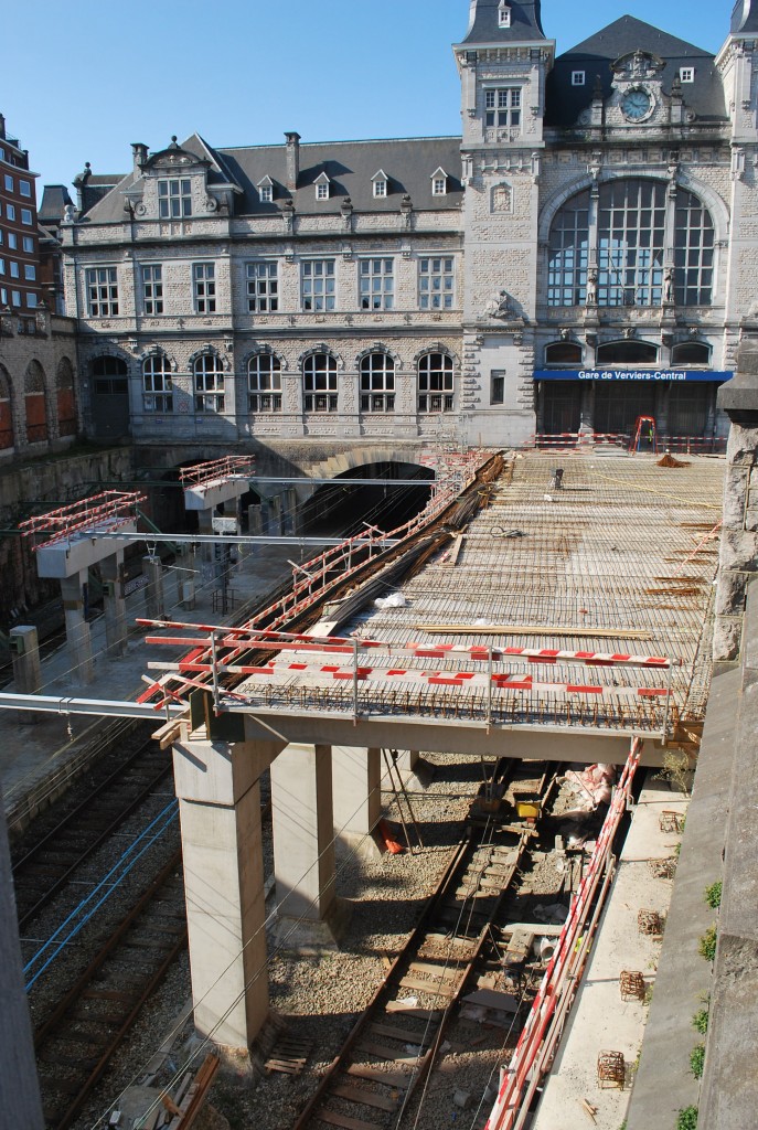 Vor dem Bahnhofsgebäude Verviers-Central wird eine neue Betonplatte über den Gleisen 3 und 4 gebaut (Chic-chac-Tunnel). 22. August 2015.