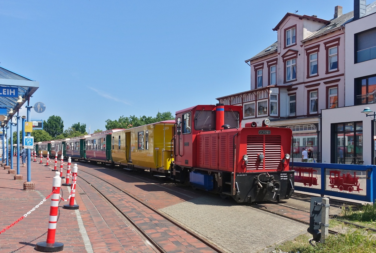 Vor dem Borkumer Kleinbahnhof wartet die  Hannover  am 28.06.2021 auf Fahrgäste in Richtung Reede