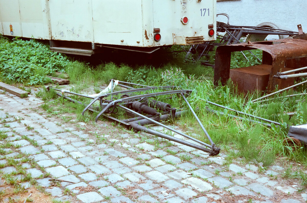 Vor dem Bw Nellingen der früheren Überlandstraßenbahn Esslingen-Nellingen-Denkendorf waren noch im Sommer 1983 einige Beiwagen der Freiburger Straßenbahn zu finden, es sollte dort eine Museumsbahn eröffnet werden.