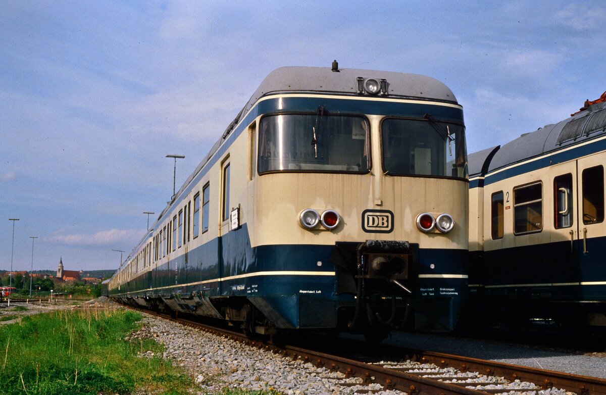 Vor dem Bw Tübingen (DB) waren 1986 einige ETs der DB-Baureihe 427  gelagert  (11.05.1986)
