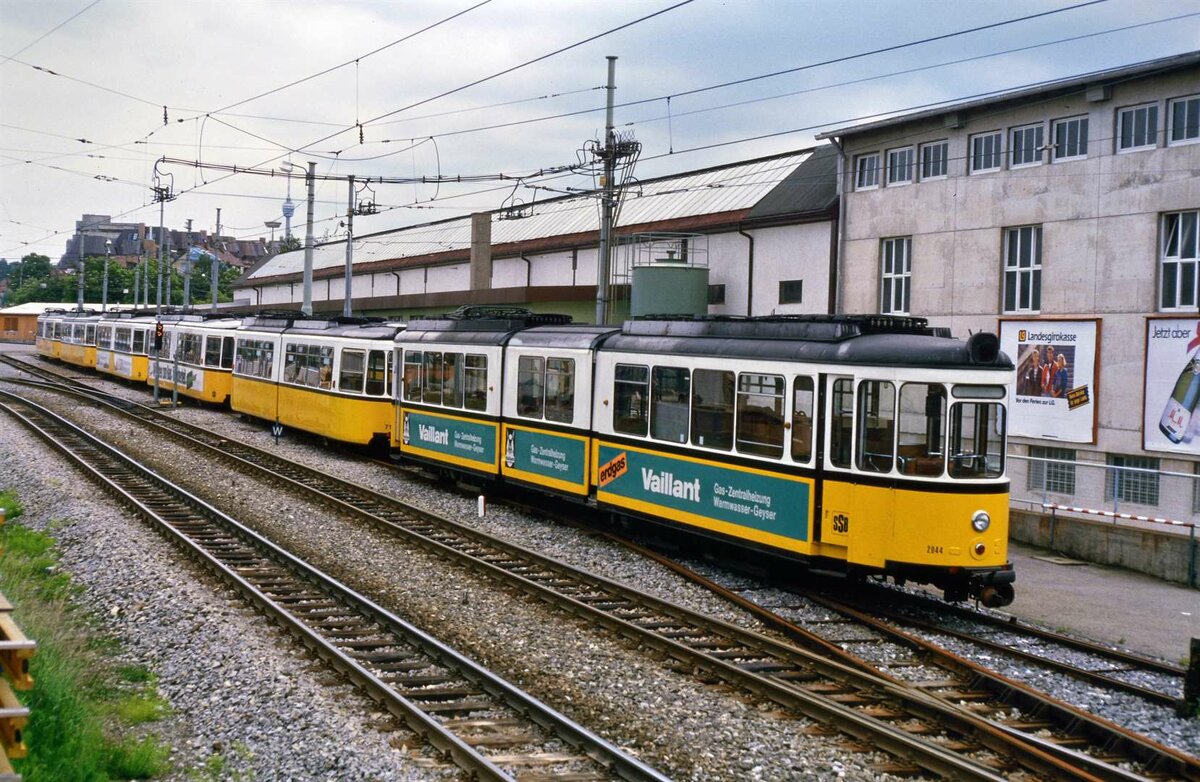 Vor dem Depot der Straßenbahn in Degerloch waren 1984 einige TW abgestellt. Ganz vorne ein Wagen der Serie DoT4.