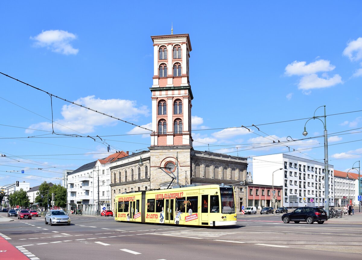 Vor dem Dessau Center und dem Museum für Naturkunde und Vorgeschichte konnte ich den Triebwagen 303 mit Lotto Werbung aufnehmen. Es hat einige Versuche gedauert bis es mit dem Verkehr geklappt.

Dessau 29.07.2020