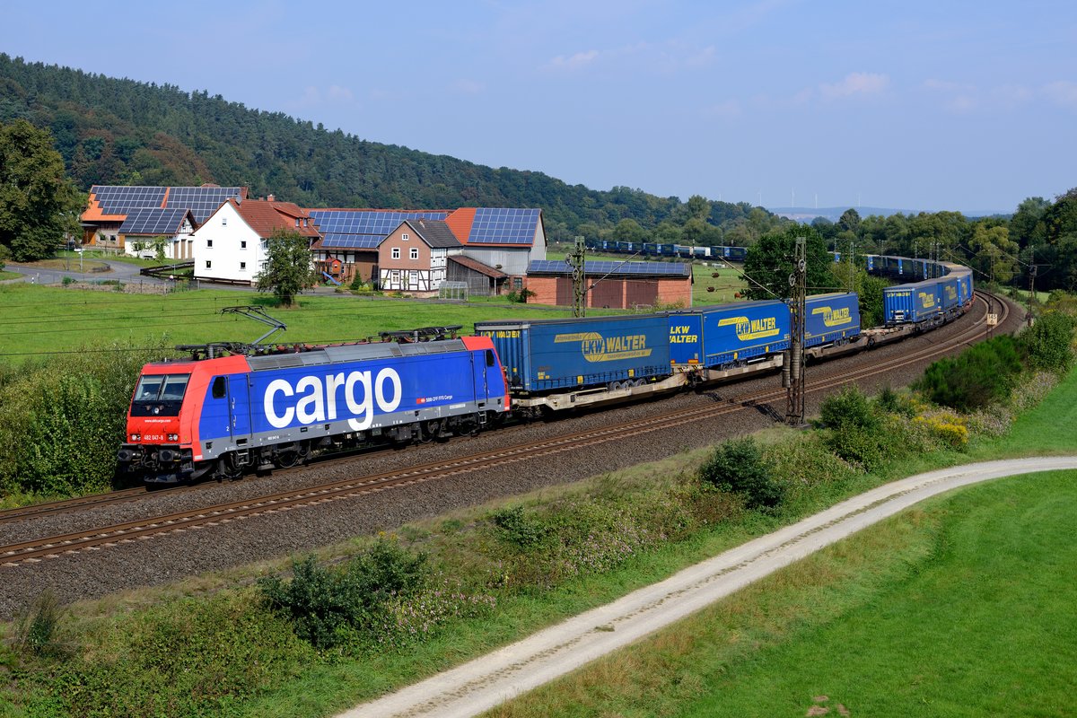 Vor dem DGS 43949 von Wanne-Eickel nach Wien Freudenau Hafen findet man als Zuglok zumeist einen schwarzen Taurus vor. Am 01. September 2016 gab es mit der SBB Cargo 482 047 eine erfreuliche Abwechslung. Der Zug - welcher hauptsächlich Trailer der Spedition LKW Walter geladen hat - konnte bei Hermannspiegel fotografiert werden.