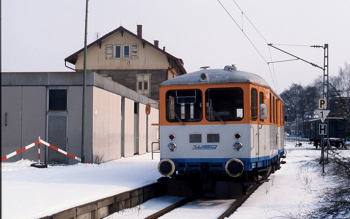Vor dem ehemaligen Empfangsgebäude von Vaihingen (Enz) Nord wartet der T 04 der WEG im Februar 1992 auf Fahrgäste nach Enzweihingen. Die WEG kaufte den Triebwagen 1954 von der DB (dort VT 70 901).