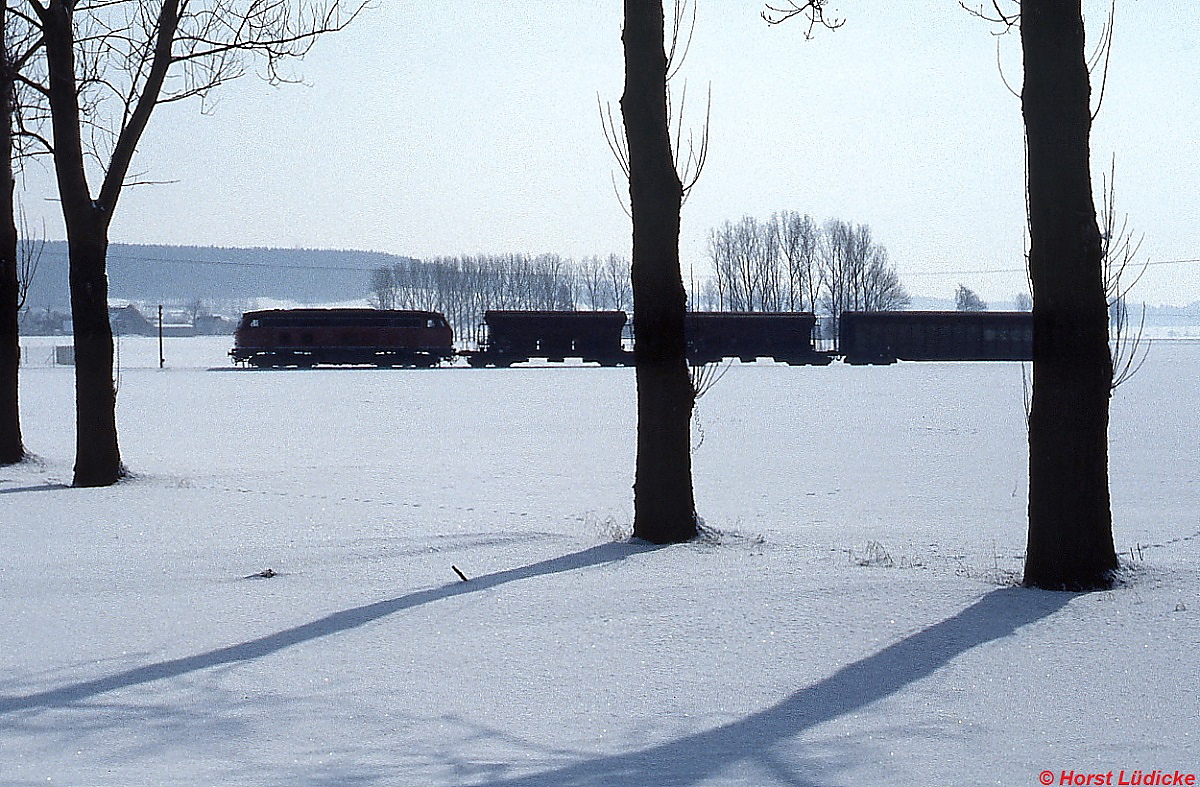 Vor dem Einfahrtssignal von Bad Wurzach wartet 215 061-3 im Februar 1983 auf die Weiterfahrt