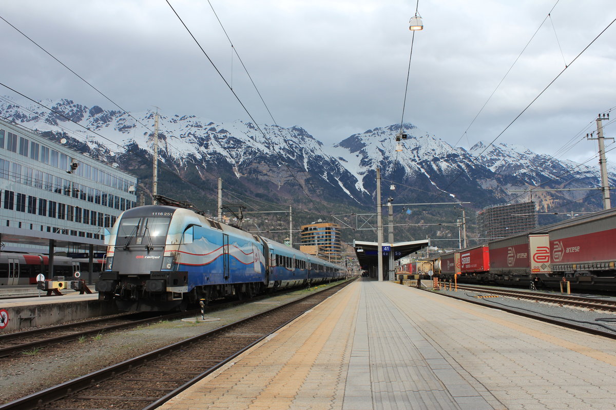 Vor dem gewaltigen Bergmassiv der Nordkette steht am 12.4.2018 der Ski Austria Railjet mit 1116 251 in Innsbruck Hbf und wartet auf die Fahrt nach Innsbruck West.

