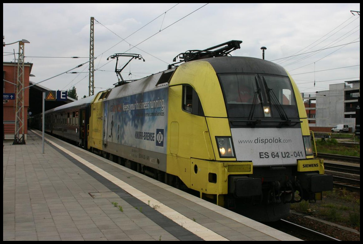 Vor dem Grenzübertritt nach Polen hält hier der Classic Courier nach Königsberg am 31.05.2007 im Bahnhof Frankfurt an der Oder. Zuglok ist der Siemens Dispo Taurus ES64U2-041.