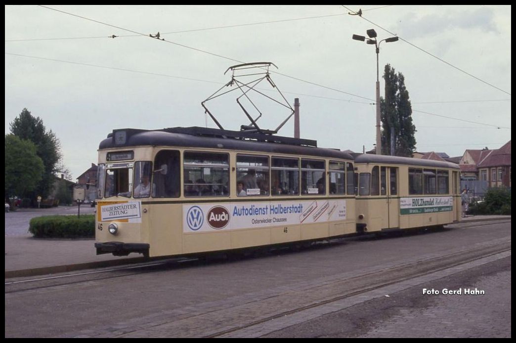 Vor dem Hauptbahnhof in Halberstadt war am 19.5.1991 Tram Wagen 46 mit VB 65 unterwegs.