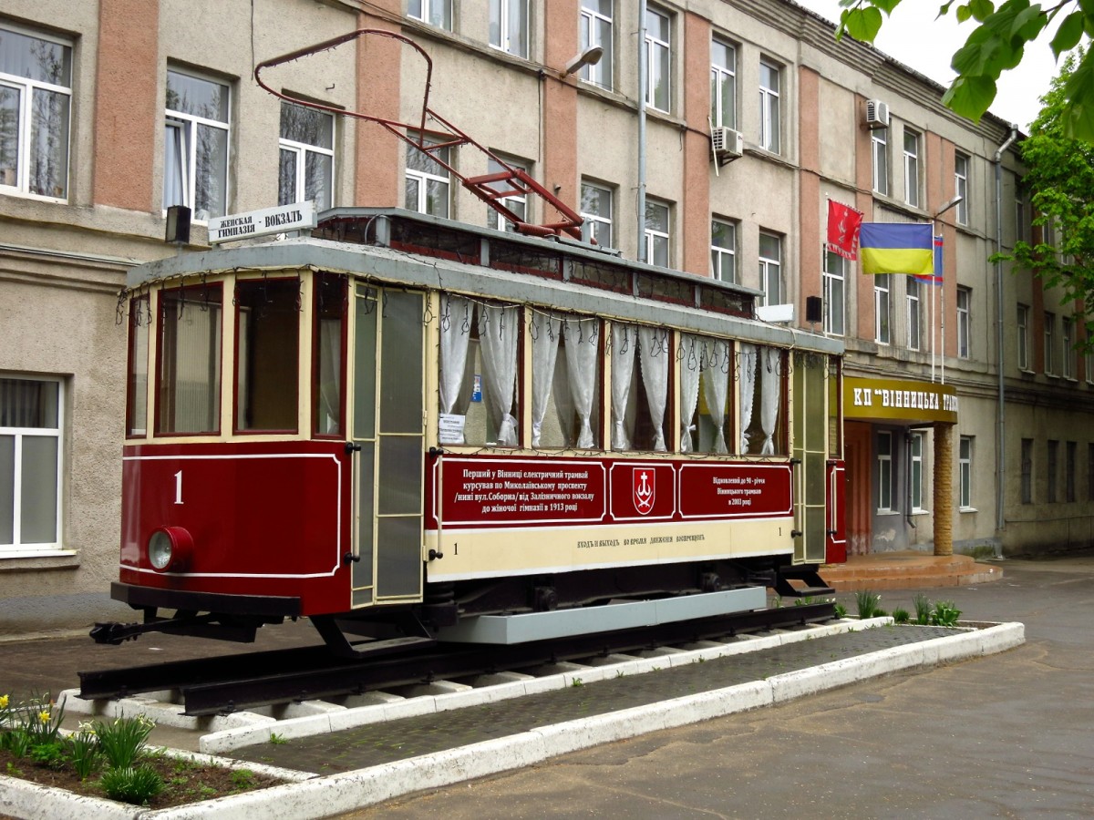 Vor dem Hauptgebäude der Verkehrsbetriebe Vinnitsa steht dieser Historische Wagen. Gesehen am 2 Mai 2015