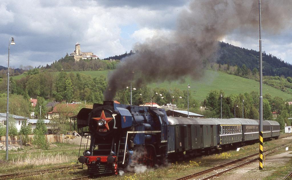 Vor dem Hintergrund der Burg in Stara Lubovna wartet am 17.5.2004
477013 mit ihrem Sonderzug auf Ausfahrt nach Poprad.